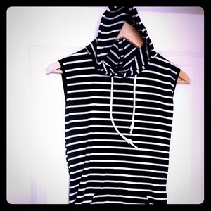 Black and white sleeveless sporty dress with hood